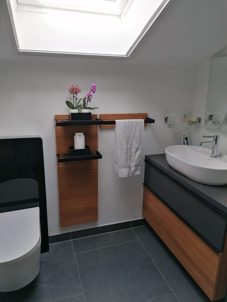 Modernes Badezimmer mit Waschbecken und Dachfenster, ideal für Heizungs- und Sanitärlösungen.