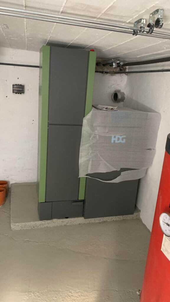 Moderne Heizungsanlage im Keller, installiert von einem erfahrenen Sanitär-Unternehmen für Heizung und Instandhaltung.