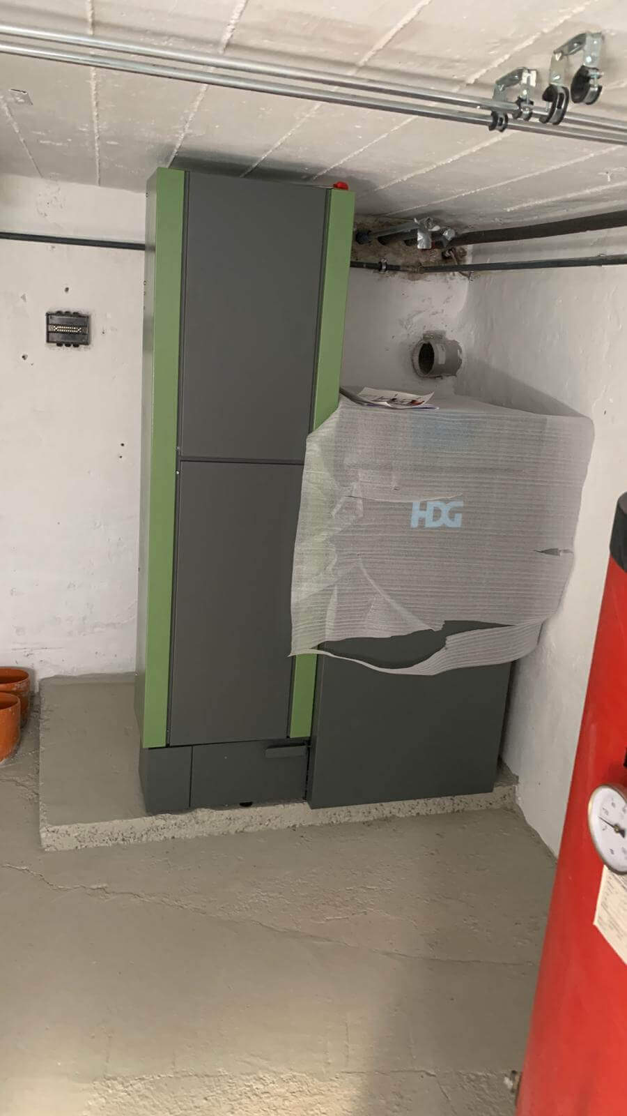 Moderne Heizungsanlage im Keller, installiert von einem erfahrenen Sanitär-Unternehmen für Heizung und Instandhaltung.