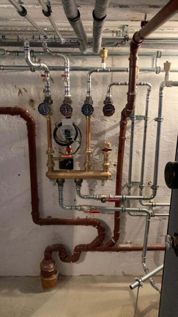 Moderne Heizung und Sanitärinstallation zur Optimierung von Reparaturen und Instandhaltung in Ihrem Zuhause.
