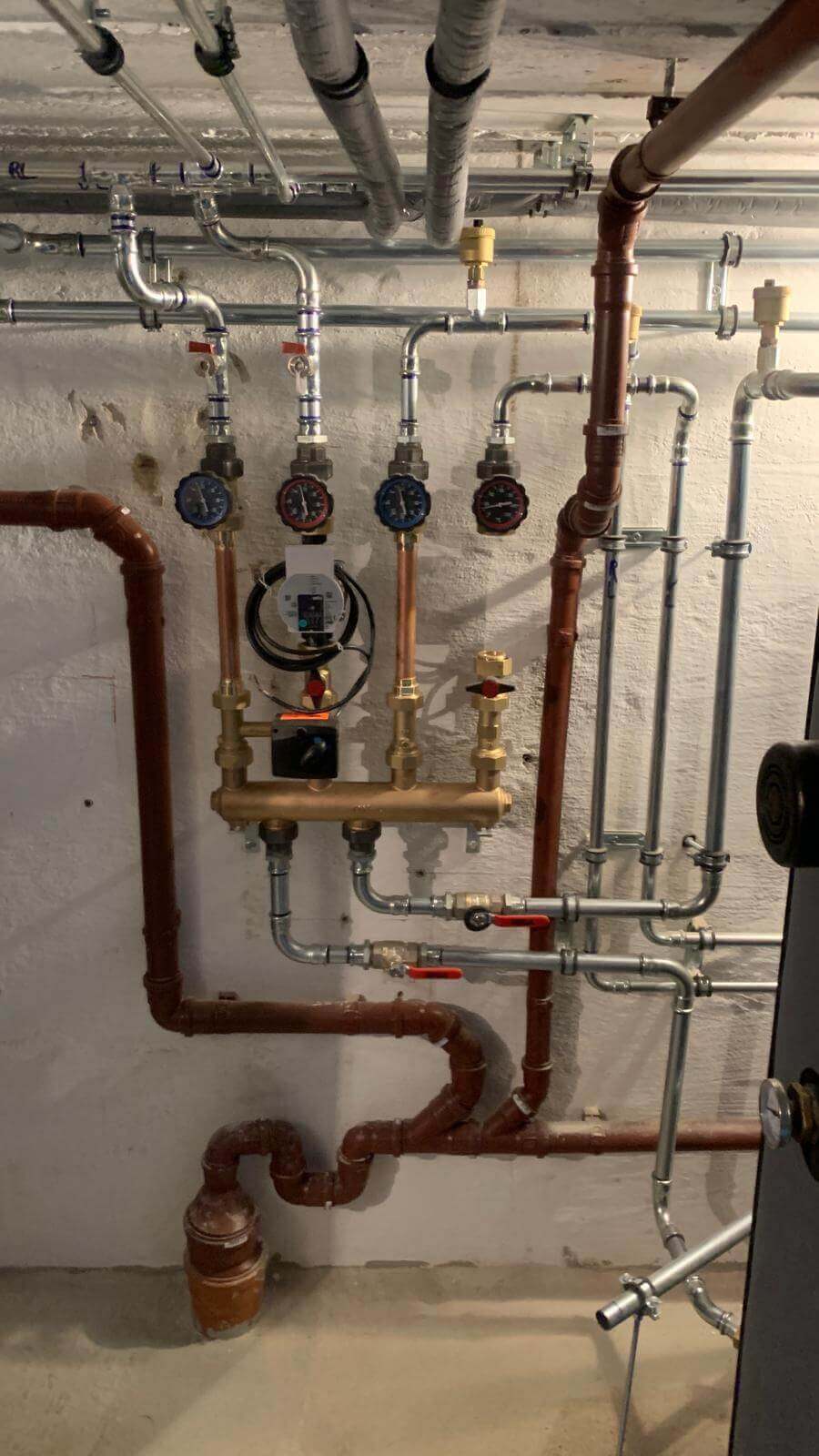 Moderne Heizung und Sanitärinstallation zur Optimierung von Reparaturen und Instandhaltung in Ihrem Zuhause.