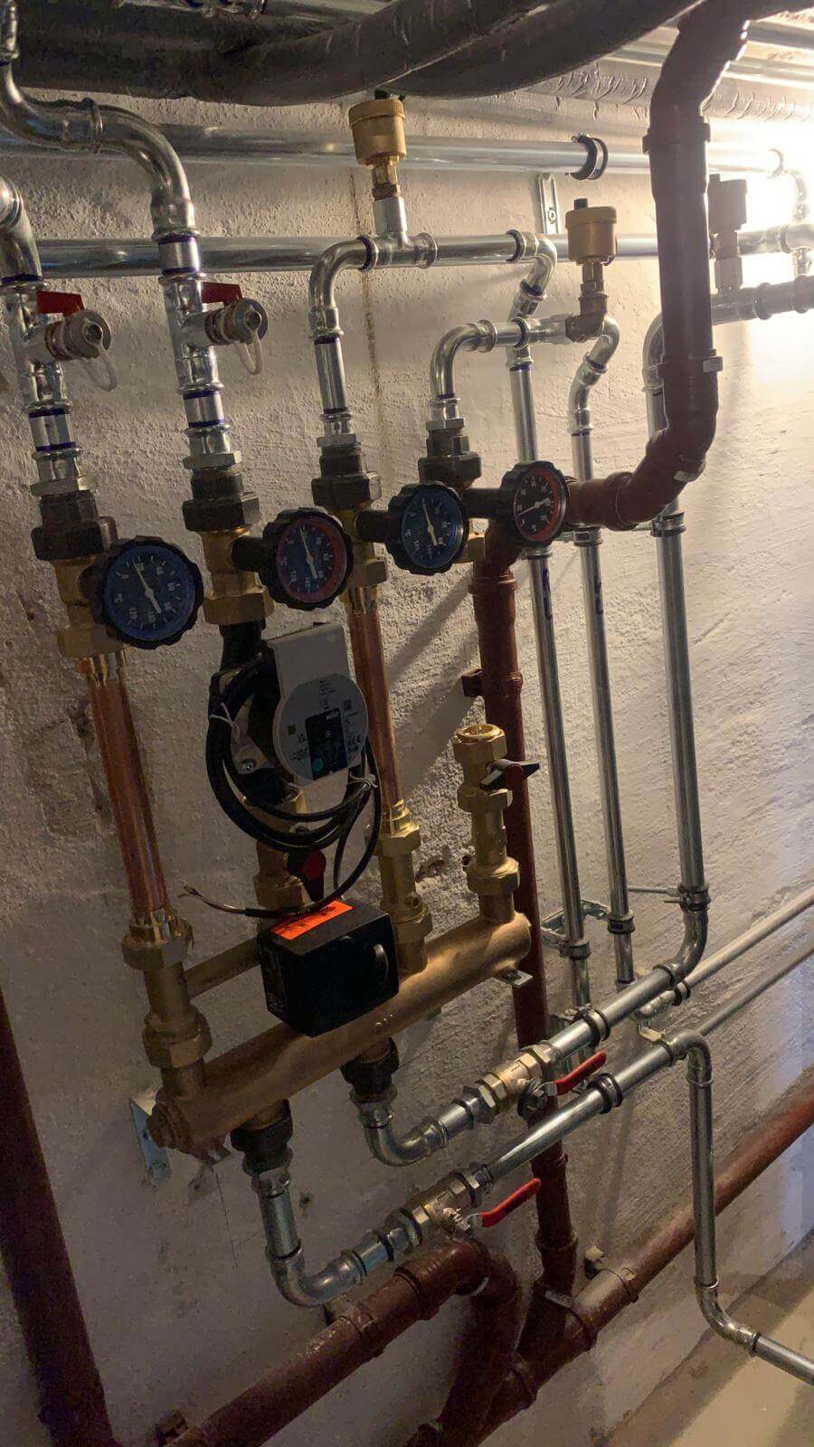 Installation von Heizungsrohren und Ventilen eines Sanitär-Unternehmens für effiziente Reparatur und Instandhaltung.