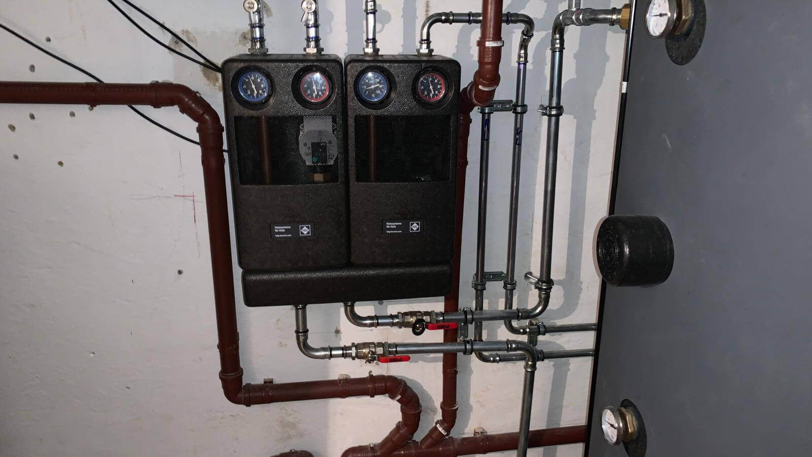 Heizungsanlagen-Pumpe in Kellerinstallation für effiziente Wasserzirkulation und Wartung im Sanitärem Unternehmen.