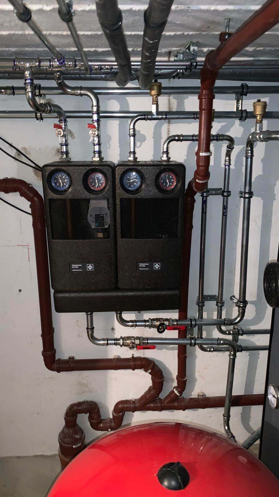 Heizsystem mit Rohren und Reglern, Service für Heizung und Sanitärtechnik: Wartung und Reparaturen.