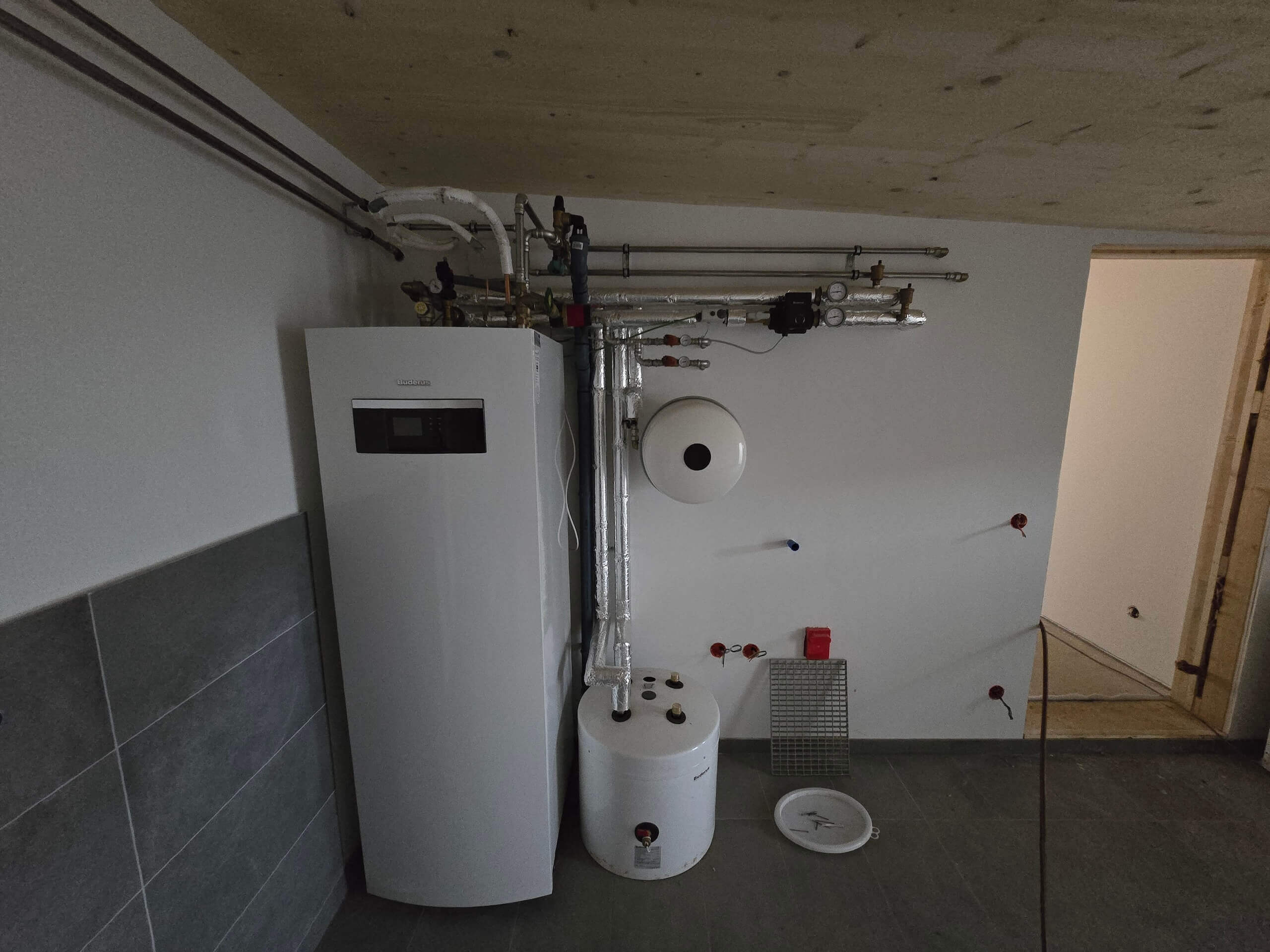 Moderne Heizungsanlage von Sanitärfirma für effiziente Wärmeversorgung und Instandhaltung.