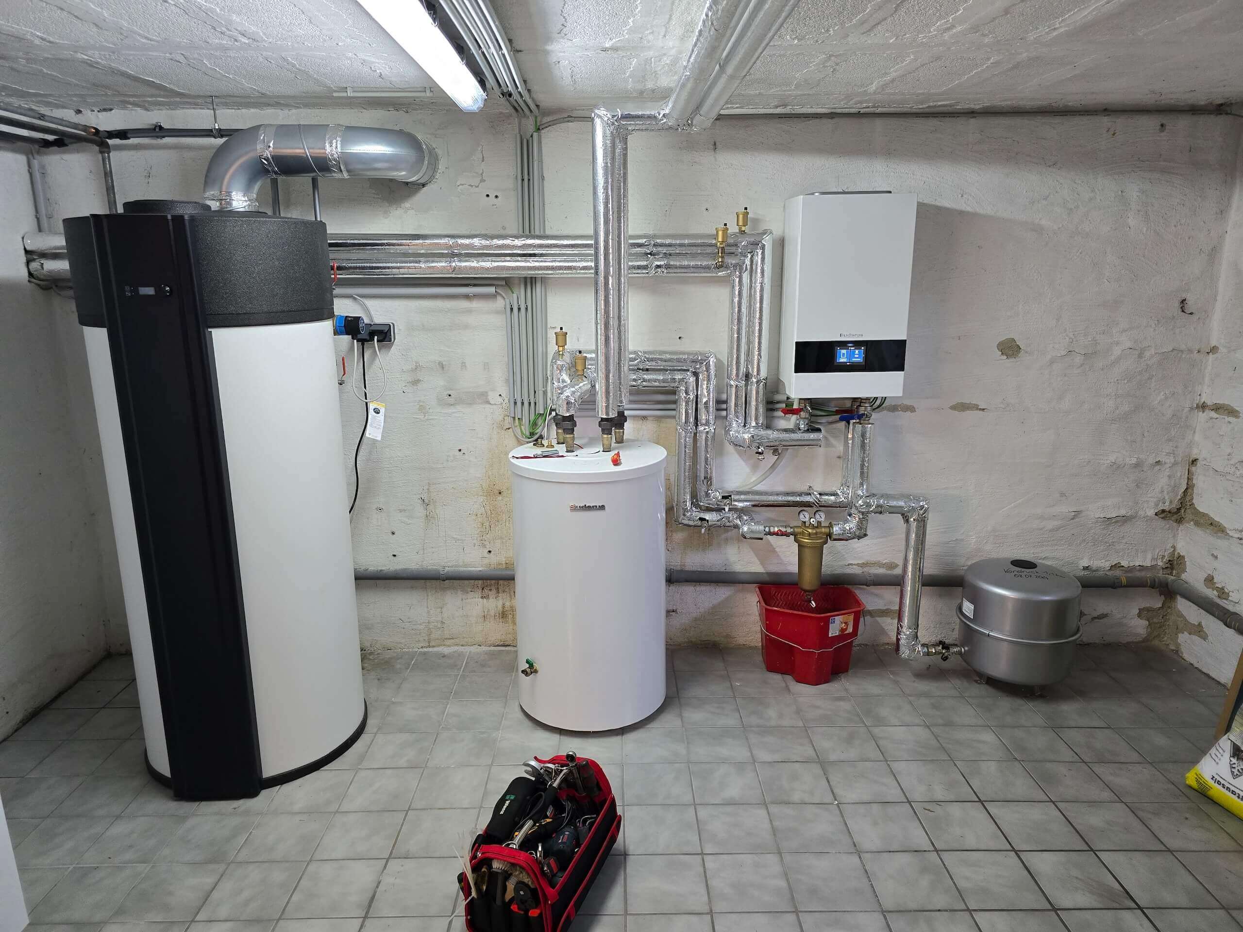 Moderne Heizungsanlage im Keller, Installation und Wartung durch professionelles Sanitär-Unternehmen.
