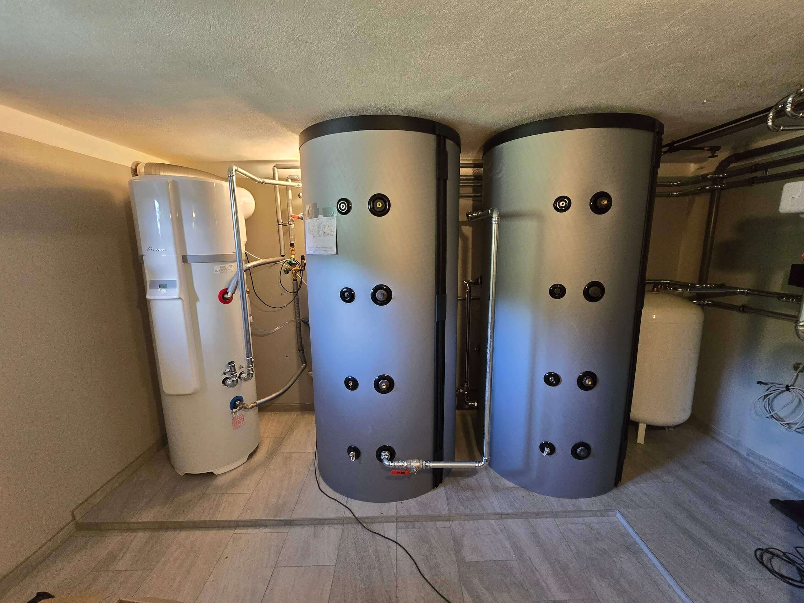 Moderne Heizsysteme im Heizungskeller: Effiziente Technik für Wärme und Sanitärlösungen.