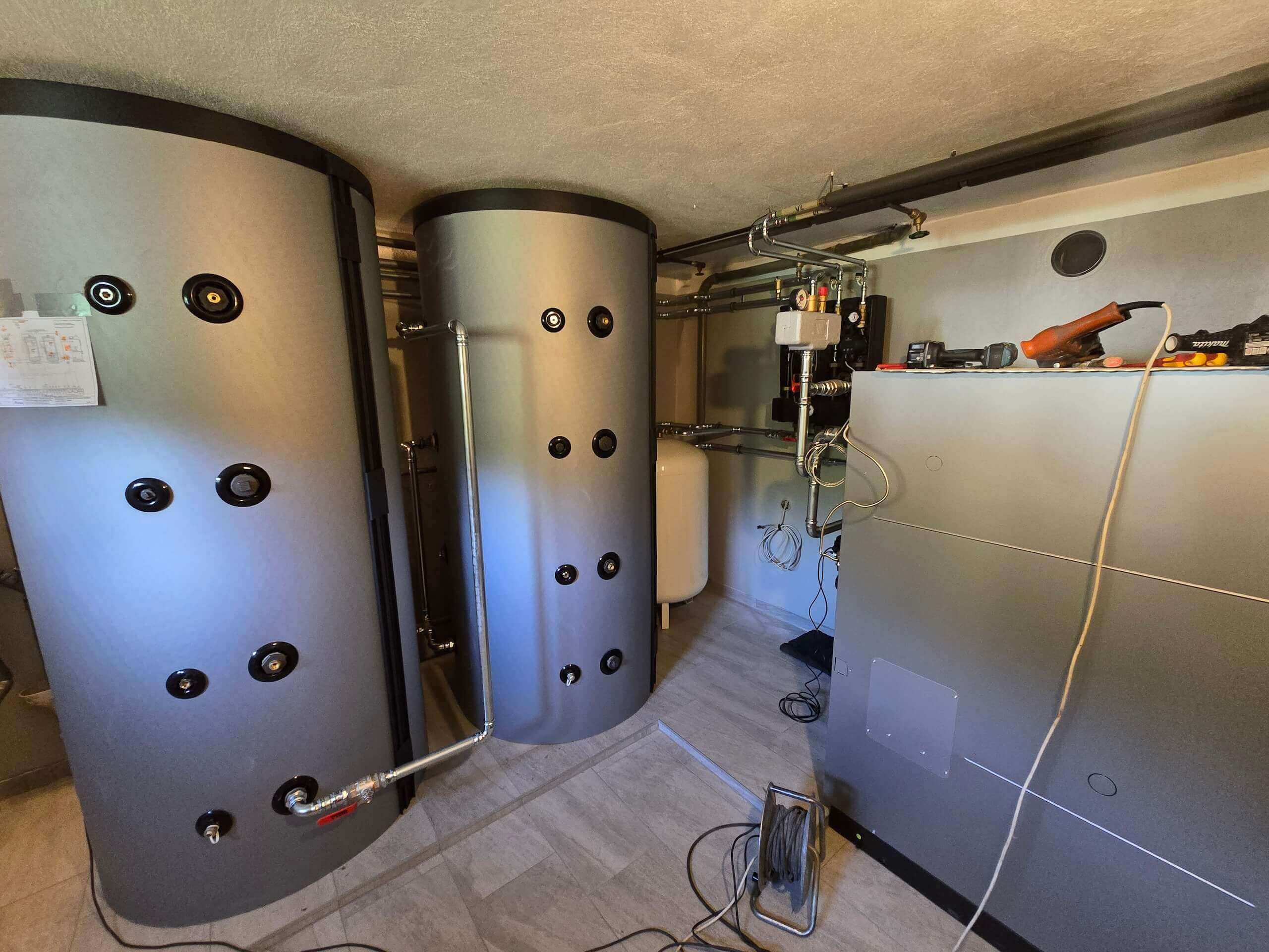 Moderne Heizungsanlageninstallation in einem Technikraum, bereit für den Einsatz im Sanitär- und Heizungsbereich.
