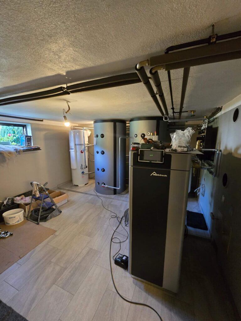 Moderne Heizungsanlage im Keller, Installation durch erfahrenes Sanitärunternehmen für effiziente Wärmelösungen.