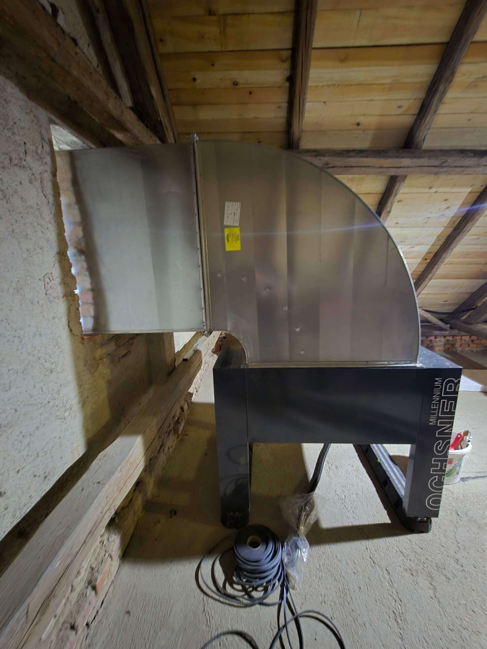 Moderner Heizungsventilator in Dachbodenmontage. Effiziente Lösung für Heizung und Klimatisierung im Sanitärbereich.