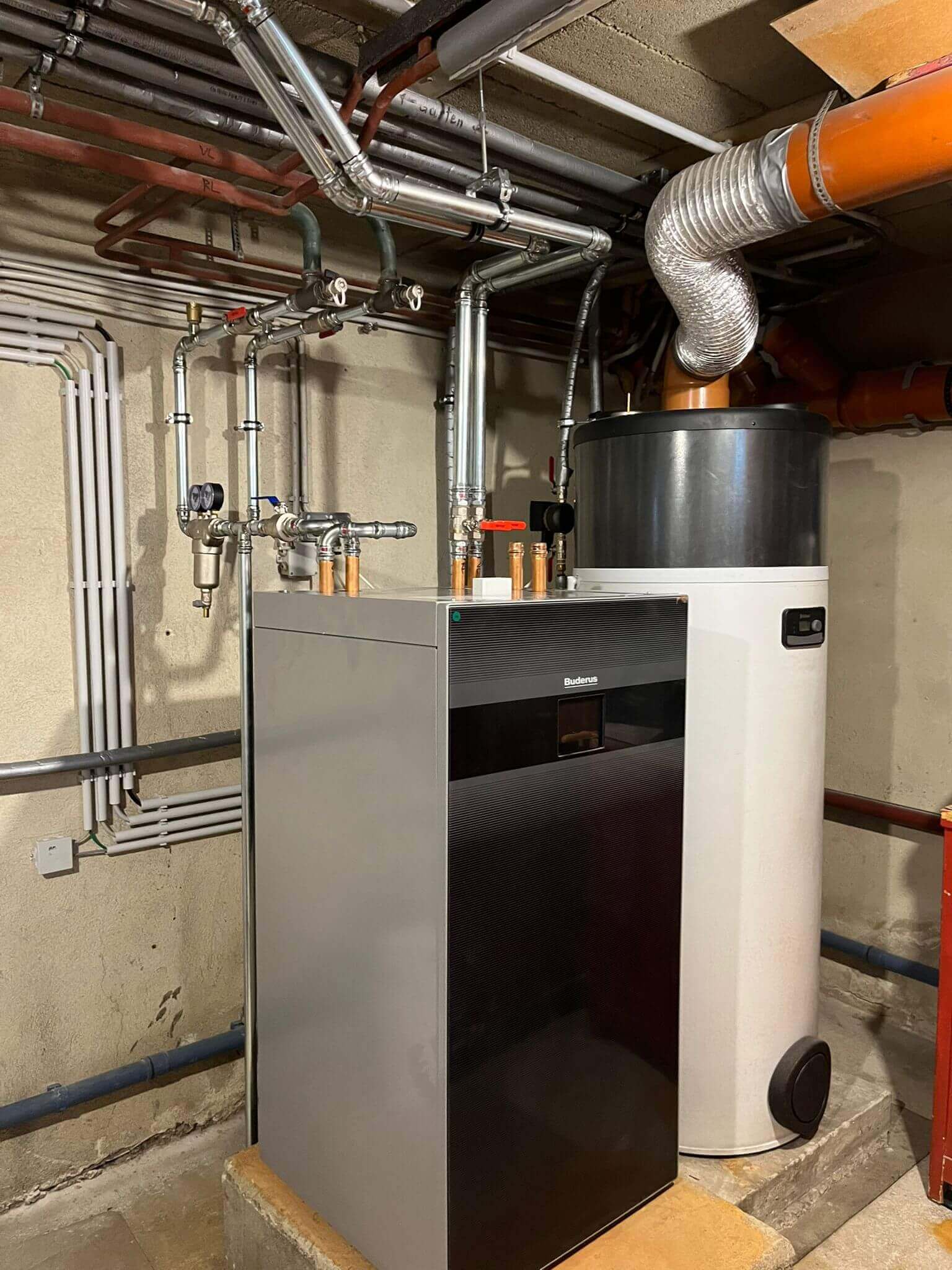 Moderne Heizungsanlage im Keller, installiert von Experten für Sanitärtechnik und -wartung.