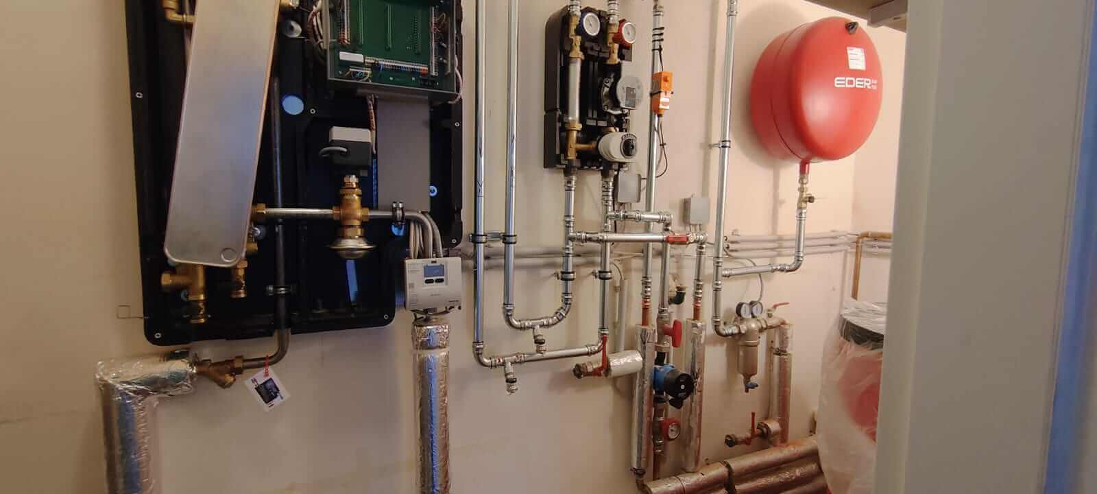 Moderne Sanitärinstallation mit Heiz- und Wartungssystemen, bereit für effiziente Reparaturen und Instandhaltung.