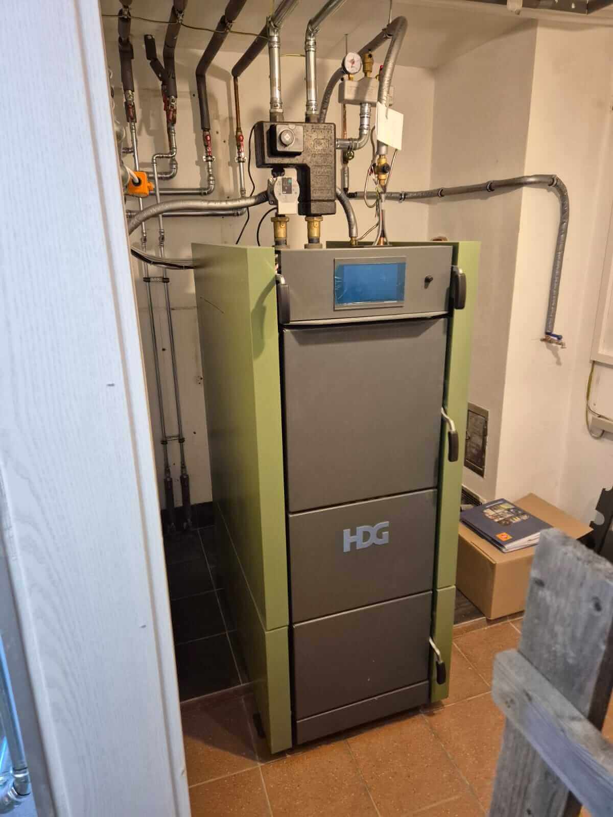 Moderne Heizungsanlage im Keller, installiert für effiziente Wärme und Energieeinsparung durch spezialisiertes Sanitärunternehmen.