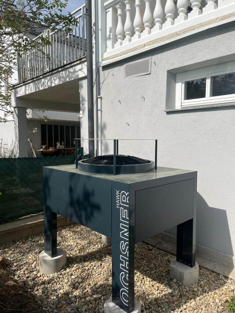 Moderne Wärmepumpe an einem Haus für effiziente Heizungslösung im Sanitärbereich.