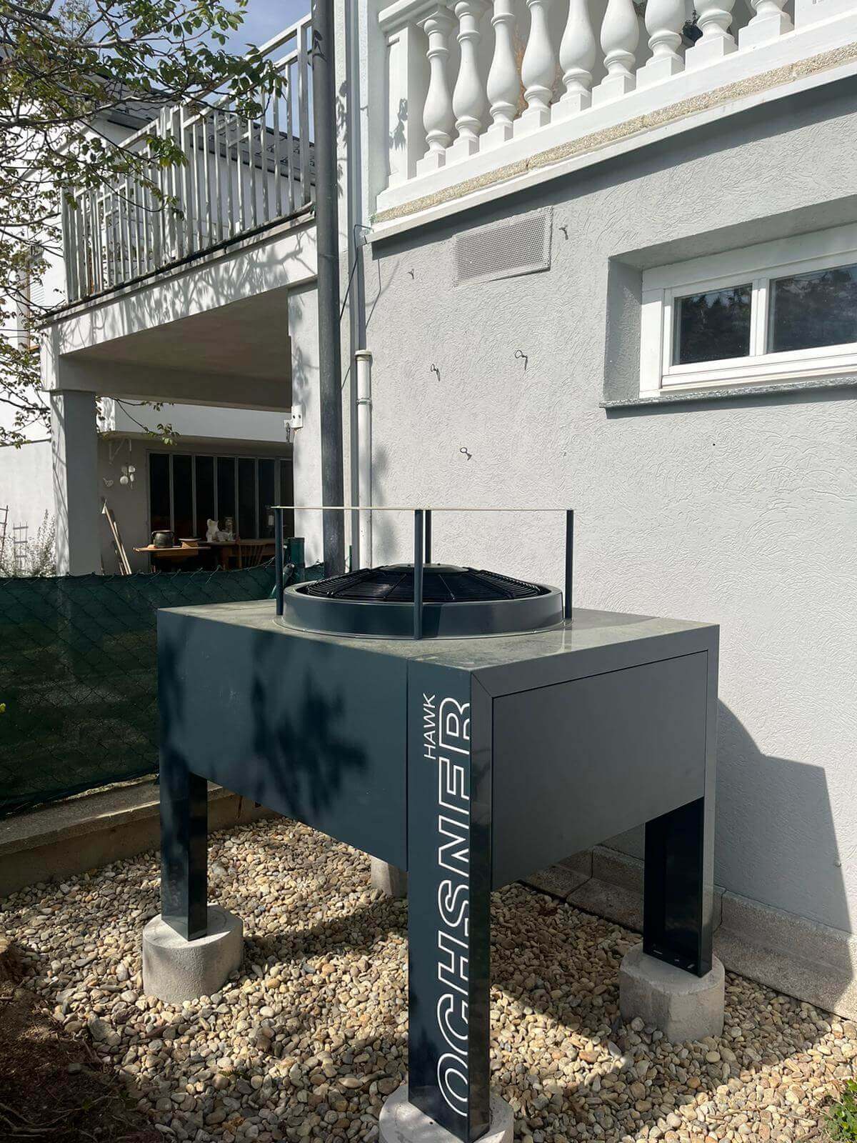 Moderne Wärmepumpe an einem Haus für effiziente Heizungslösung im Sanitärbereich.