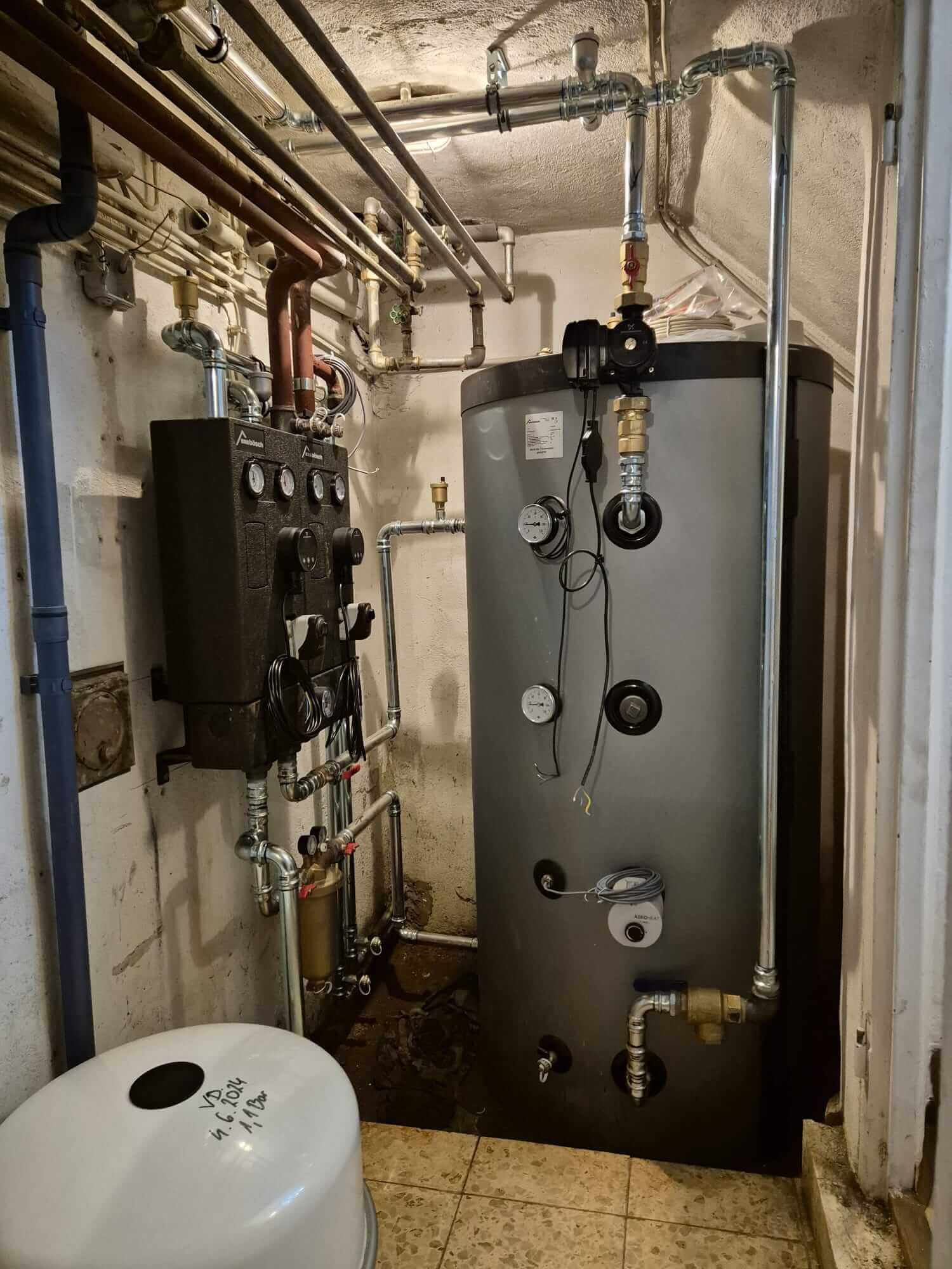 Moderner Heizungsraum mit Sanitärinstallationen für effiziente Energieversorgung und Instandhaltungsservice.