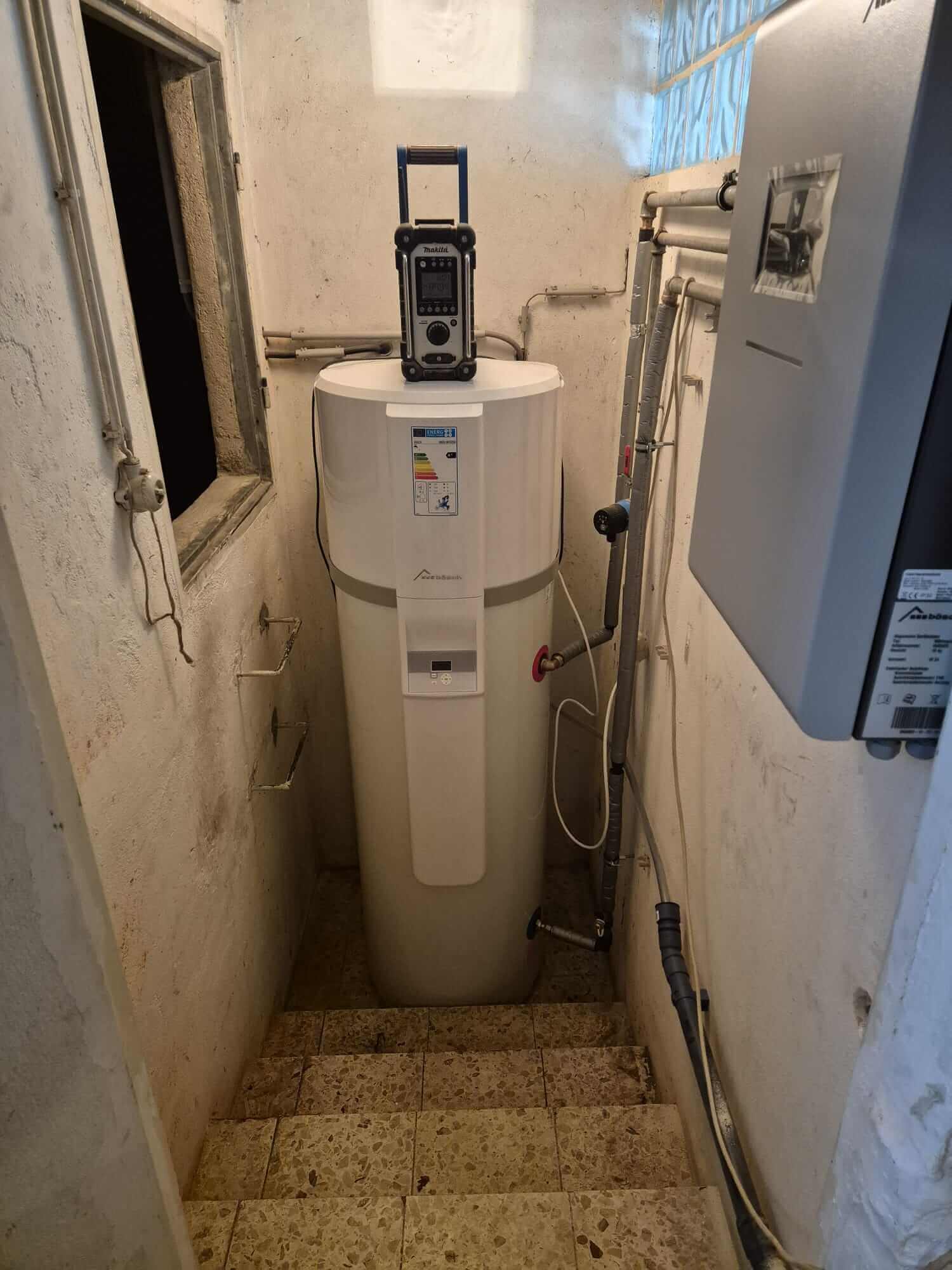 Heizungsinstallation in einem Kellerraum, bereit für Wartung und Reparaturen durch Experten im Sanitärbereich.