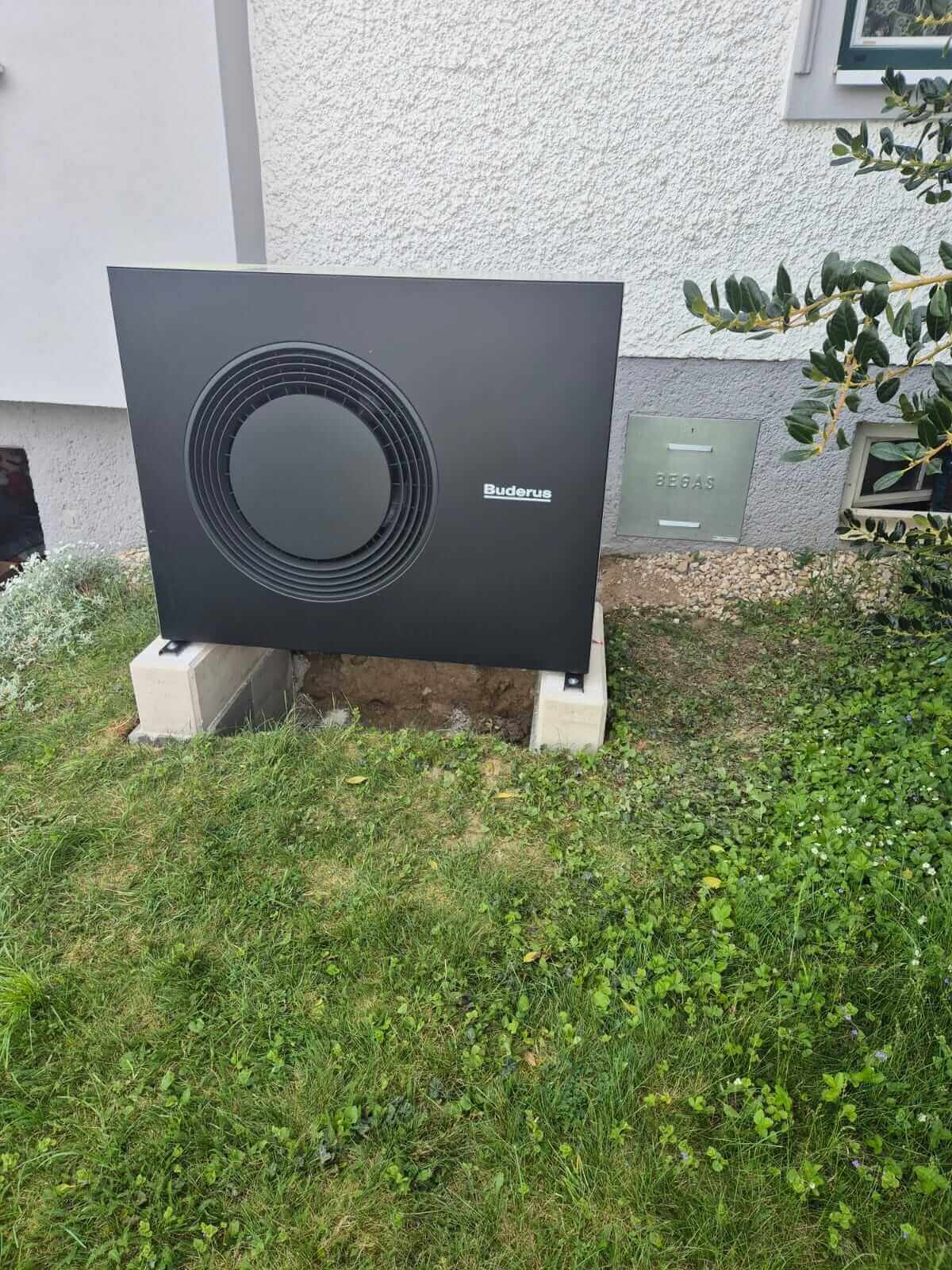 Wärmepumpe für effiziente Heizlösungen im Außenbereich, installiert von Ihrem Experten für Heizung und Sanitär.
