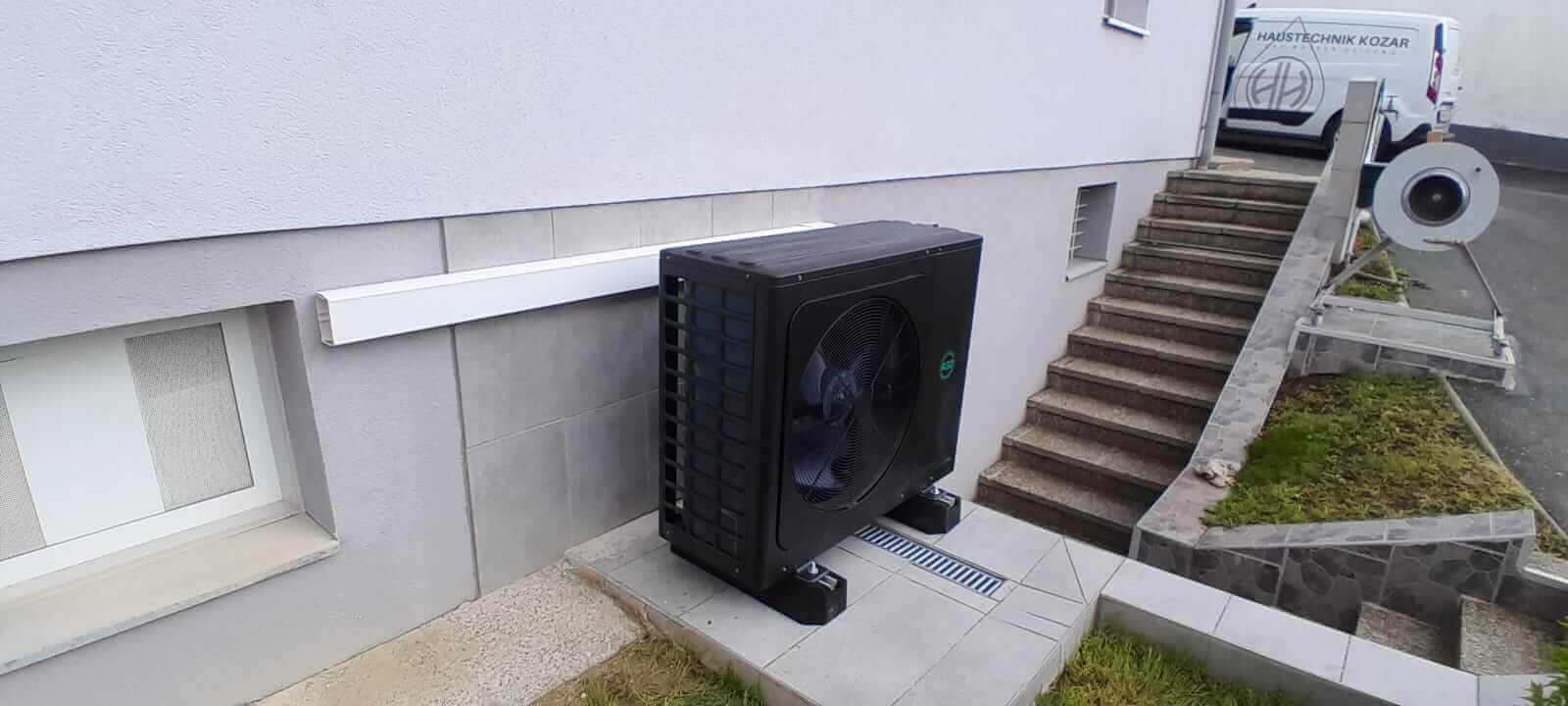 Wärmepumpe installiert an Hauswand, Haustechnikunternehmen spezialisiert auf Sanitärlösungen und Heizsysteme.