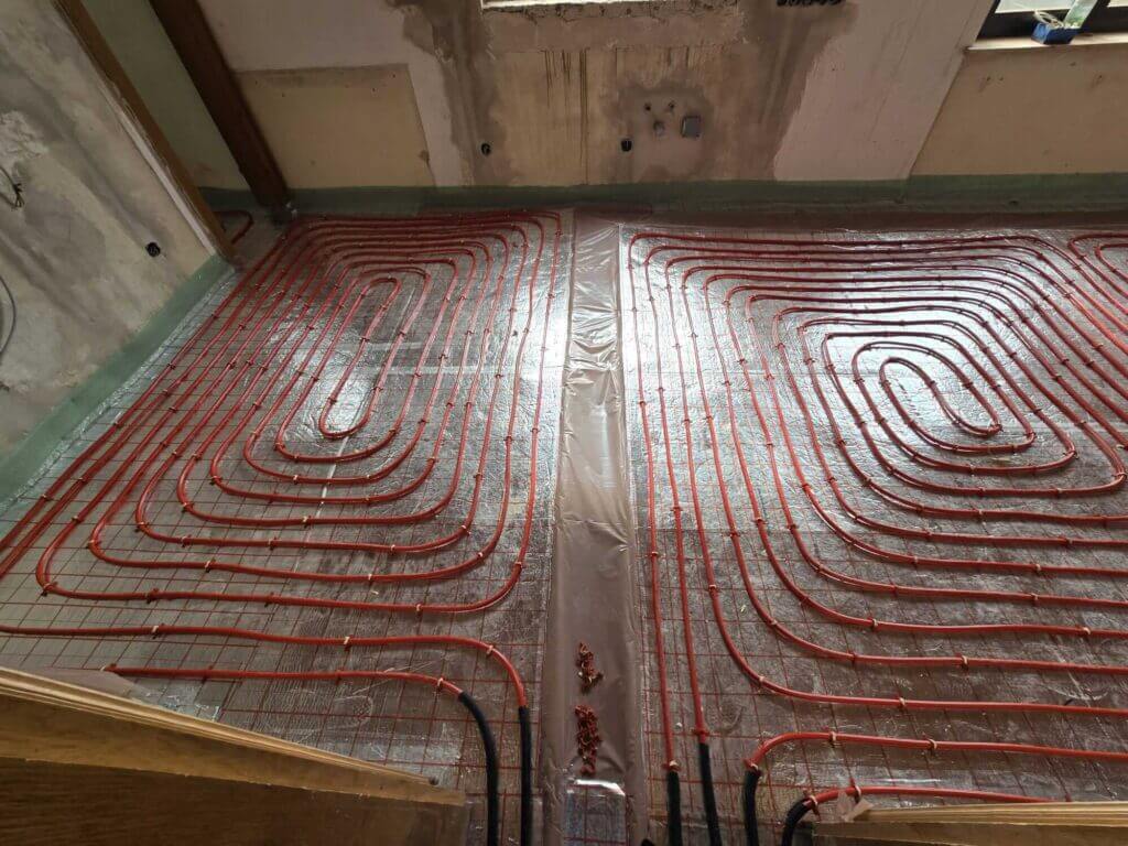 Fußbodenheizung im Bau: Effiziente Heiztechnik vom Experten für Sanitärlösungen, Installation und Instandhaltung.