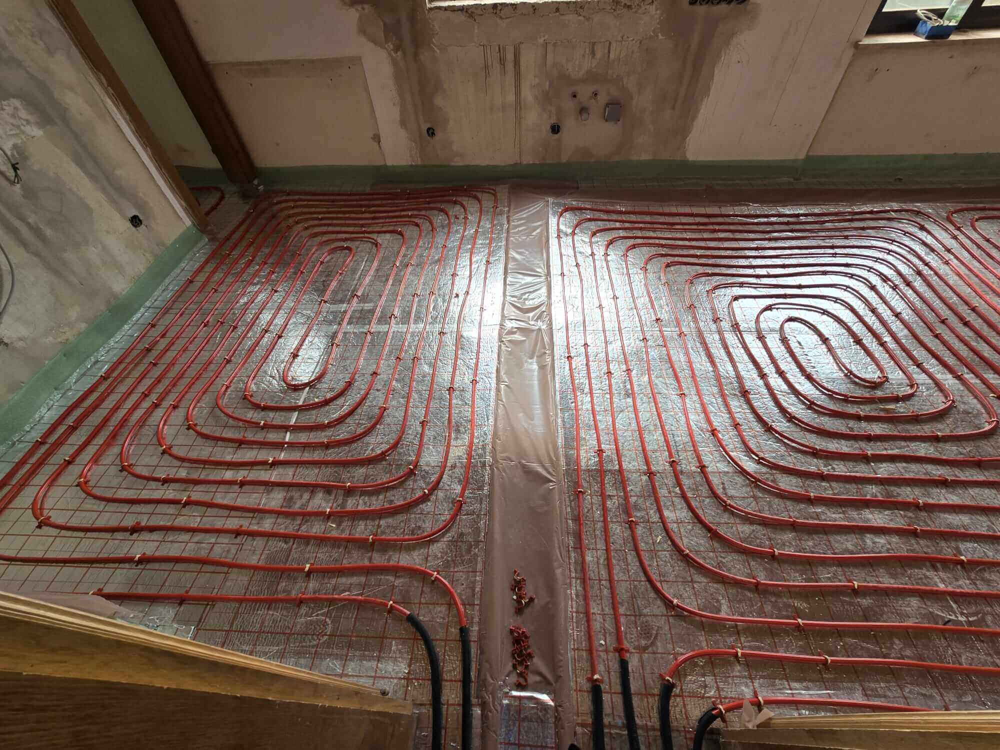 Fußbodenheizung im Bau: Effiziente Heiztechnik vom Experten für Sanitärlösungen, Installation und Instandhaltung.