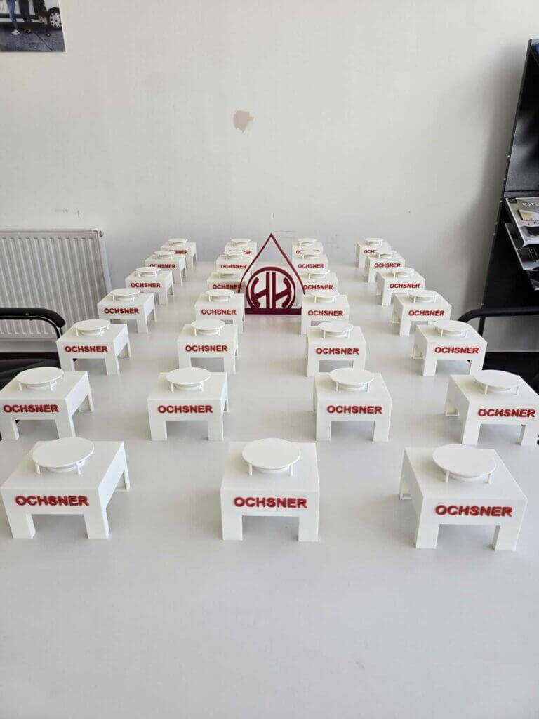 Modellheizungen von OCHSNER auf einem Tisch, repräsentieren Heizungs- und Sanitärlösungen.