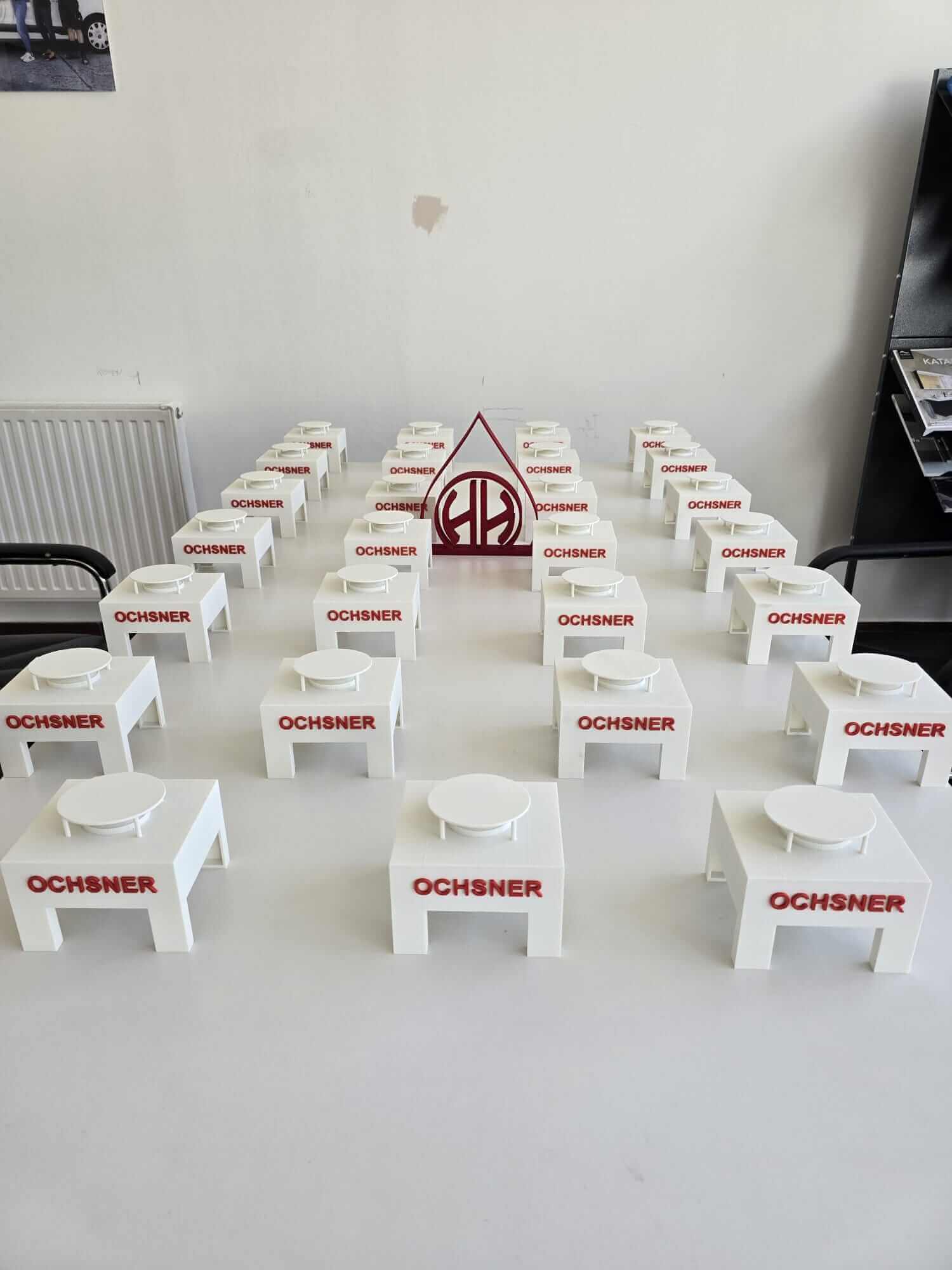 Modellheizungen von OCHSNER auf einem Tisch, repräsentieren Heizungs- und Sanitärlösungen.
