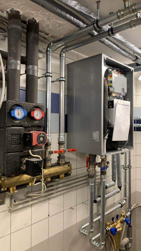 Moderne Heizungsanlage für effizientes Wärmemanagement und Sanitär-Instandhaltung im Gebäude.