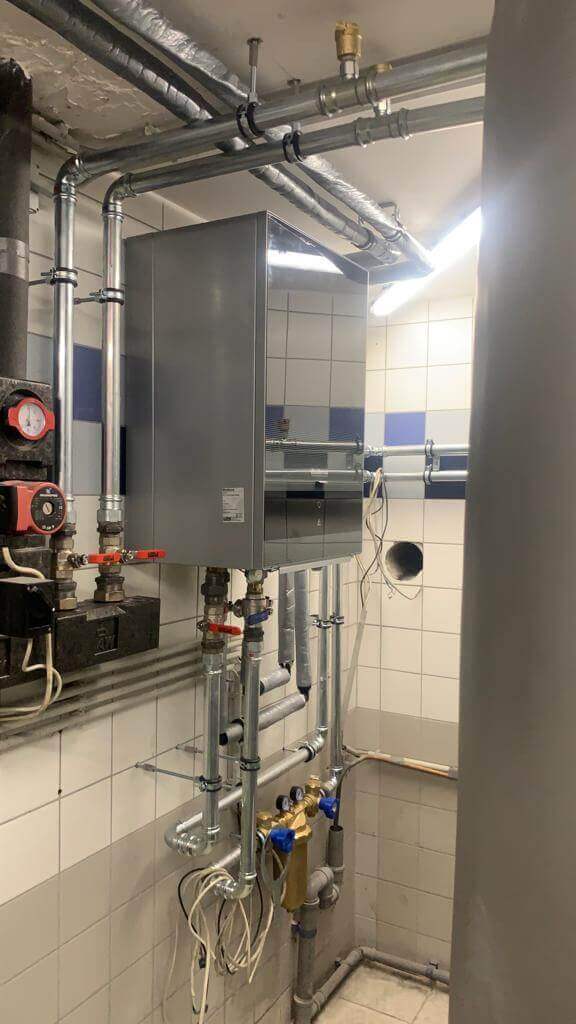 Moderne Heizungsanlage mit Rohrsystem, installiert für effizientes Heizen und Sanitärwartung.