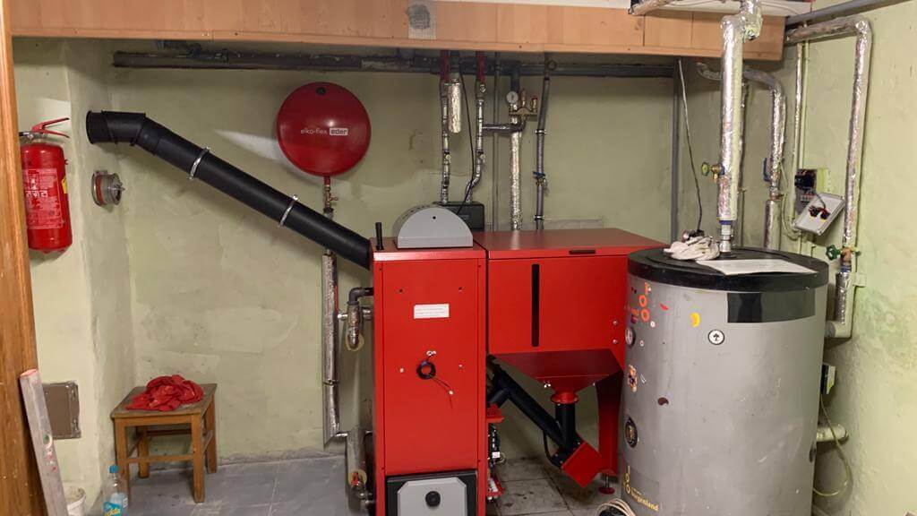 Heizungsanlage im Keller für effiziente Sanitärlösungen: Installation, Wartung und Reparaturservices.
